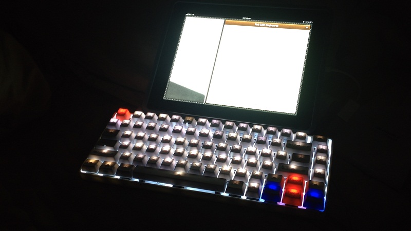 IMG_4251.JPG : iPad + full LED keyboard + PBT keycap