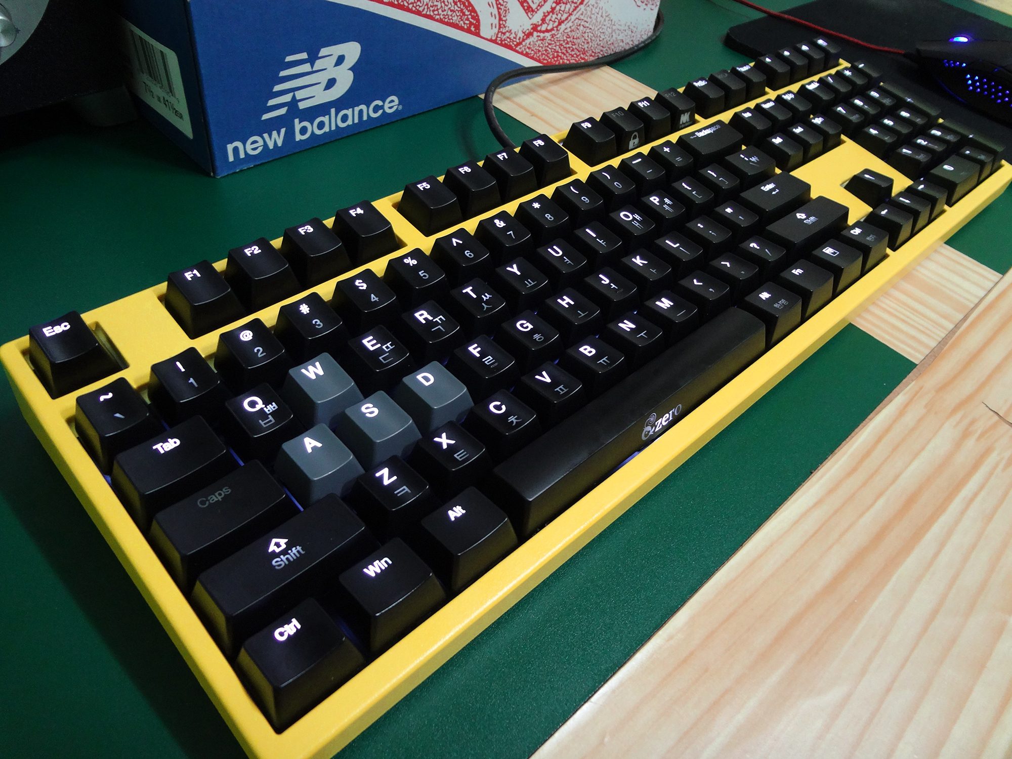 DSC00078.jpg : Ducky Zero Shine Yellow Edition