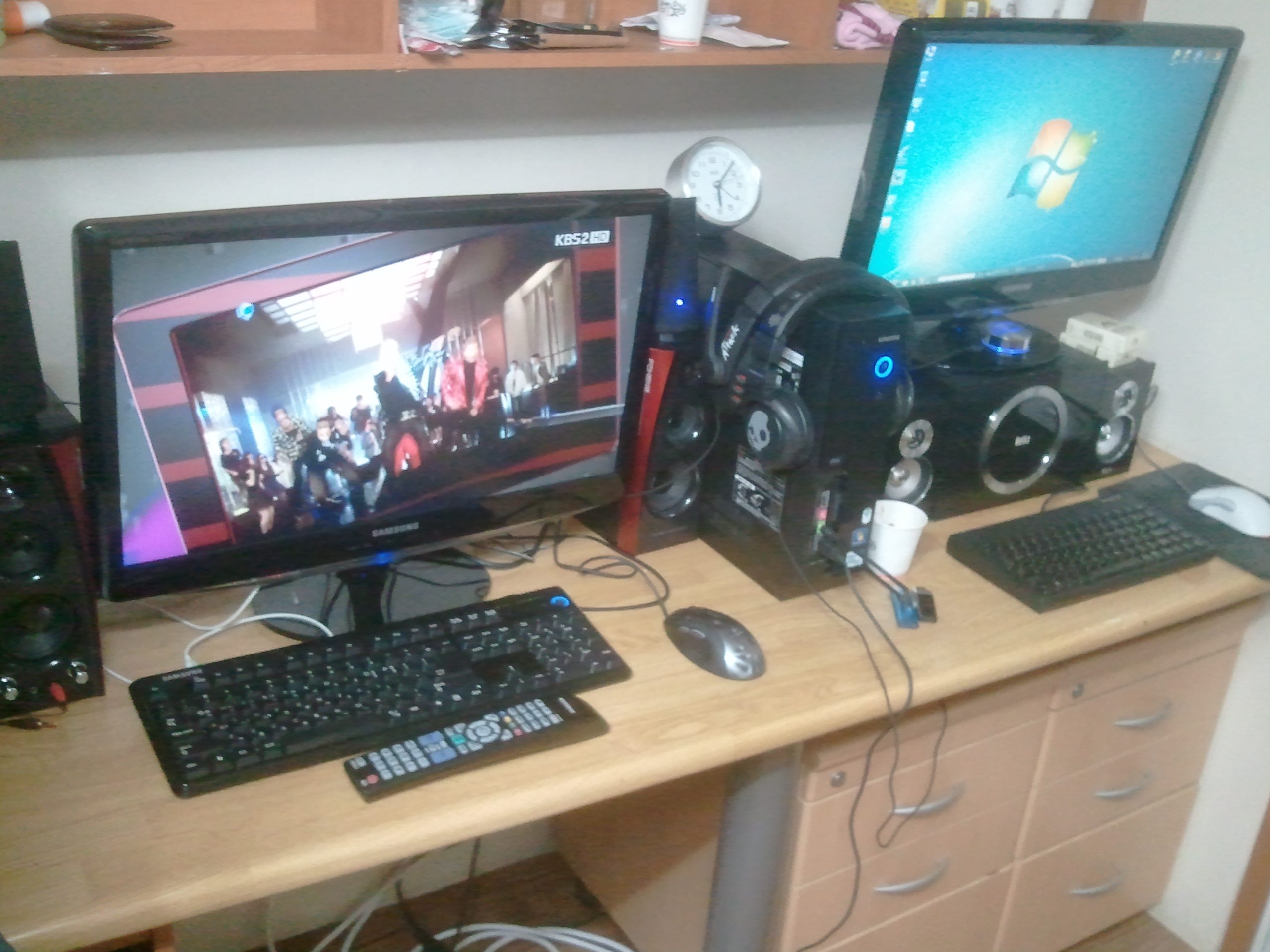 2011-12-23 18.40.01.jpg : 책상위에 제 장비들입니다... 2011-12-23 18.40.01.jpg : 책상위에 제 장비들입니다...