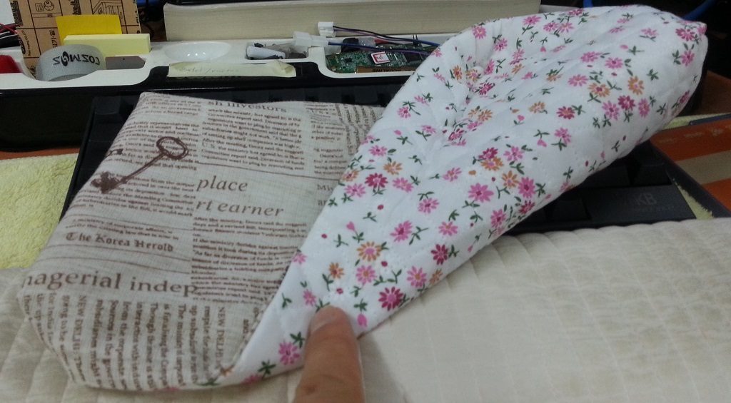 20140829_090018.jpg : 마눌님께서 손수 만들어 주신 키보드 덥개 20140829_090018.jpg : 마눌님께서 손수 만들어 주신 키보드 덥개