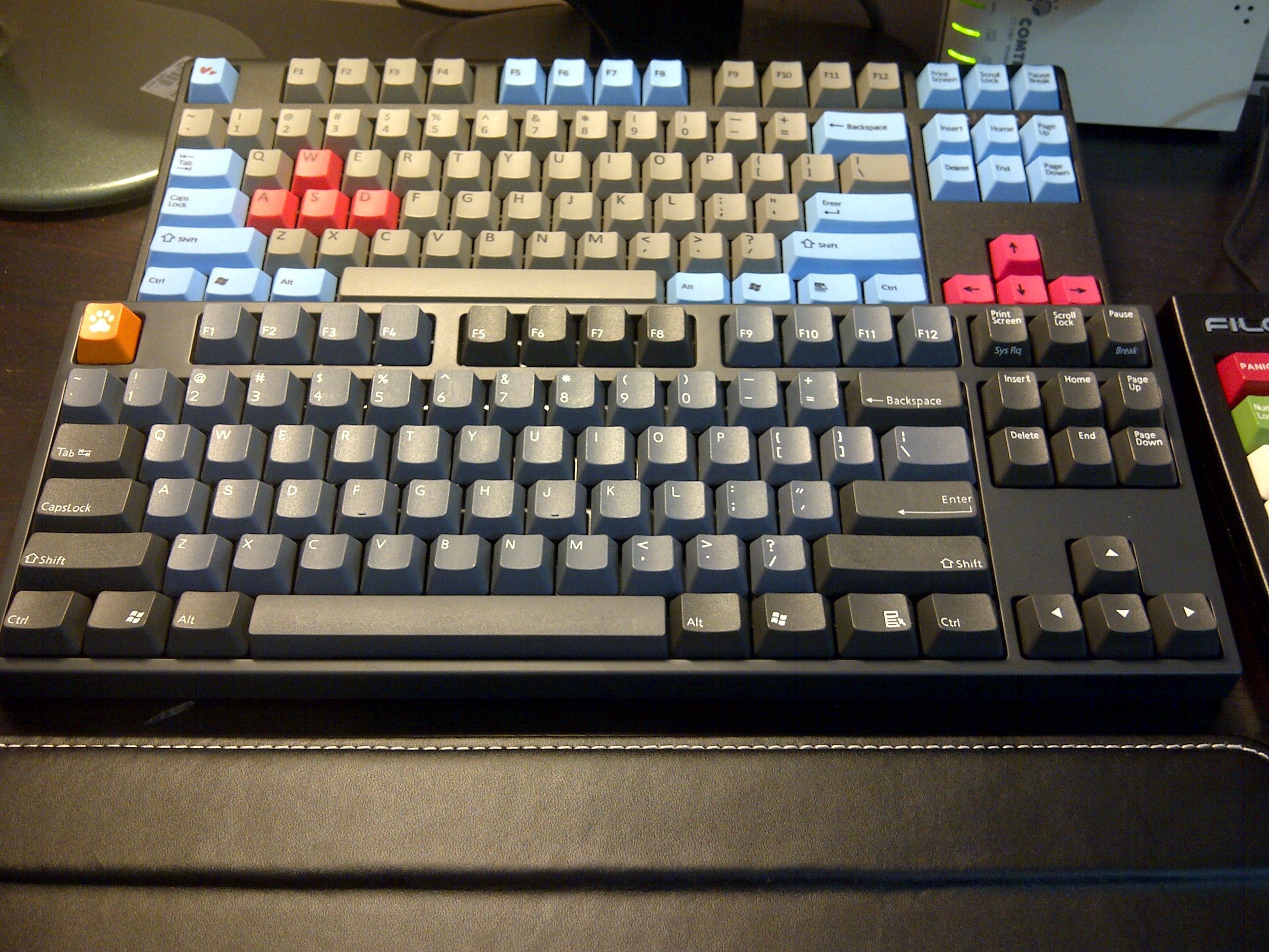 FC700R + Black and Graphite keyset 3.jpg : First Kmac LE Titan with CCnG + Thick PBT Dye-sub imsto + 700R with Graphite and Black keyset.