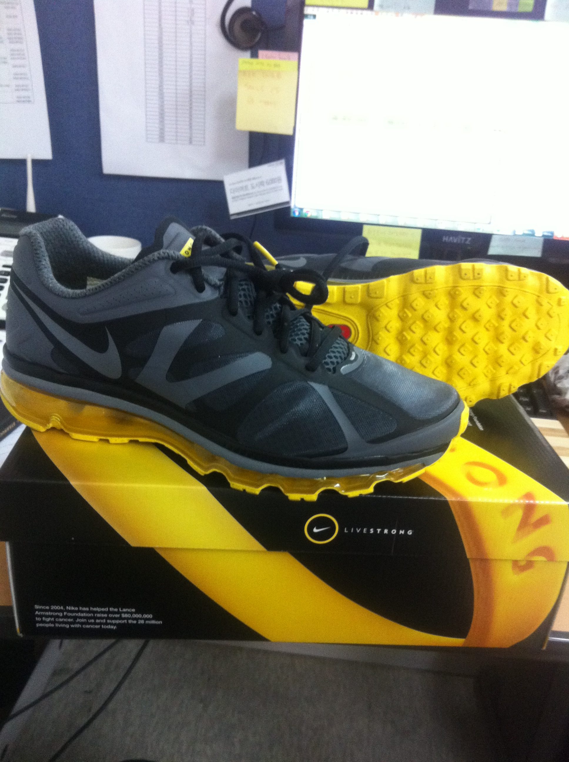 cameraroll-1334802987.692598.jpeg : 나이키 Livestrong 을 샀습니다! cameraroll-1334802987.692598.jpeg : 나이키 Livestrong 을 샀습니다!