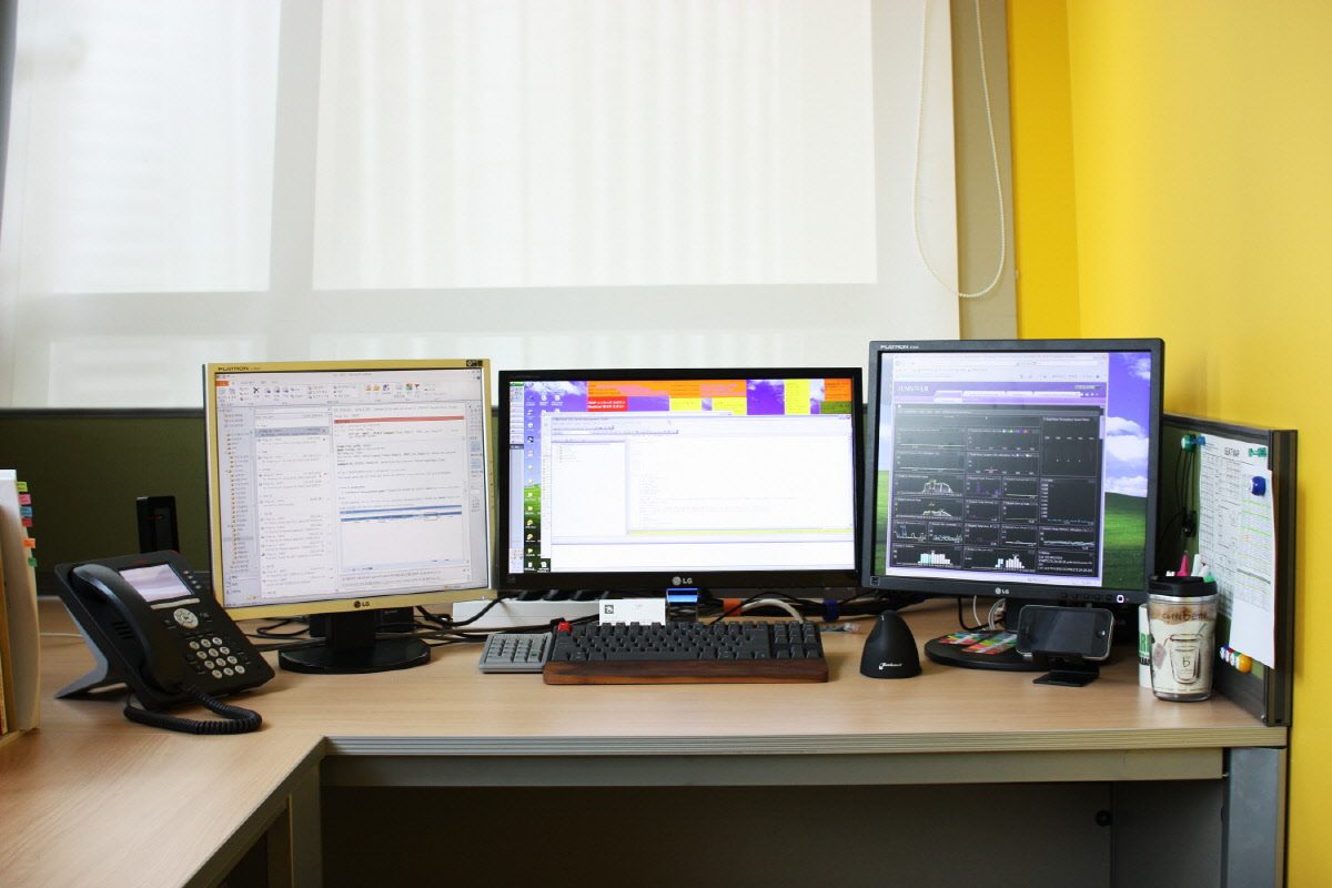 Desk_01.JPG