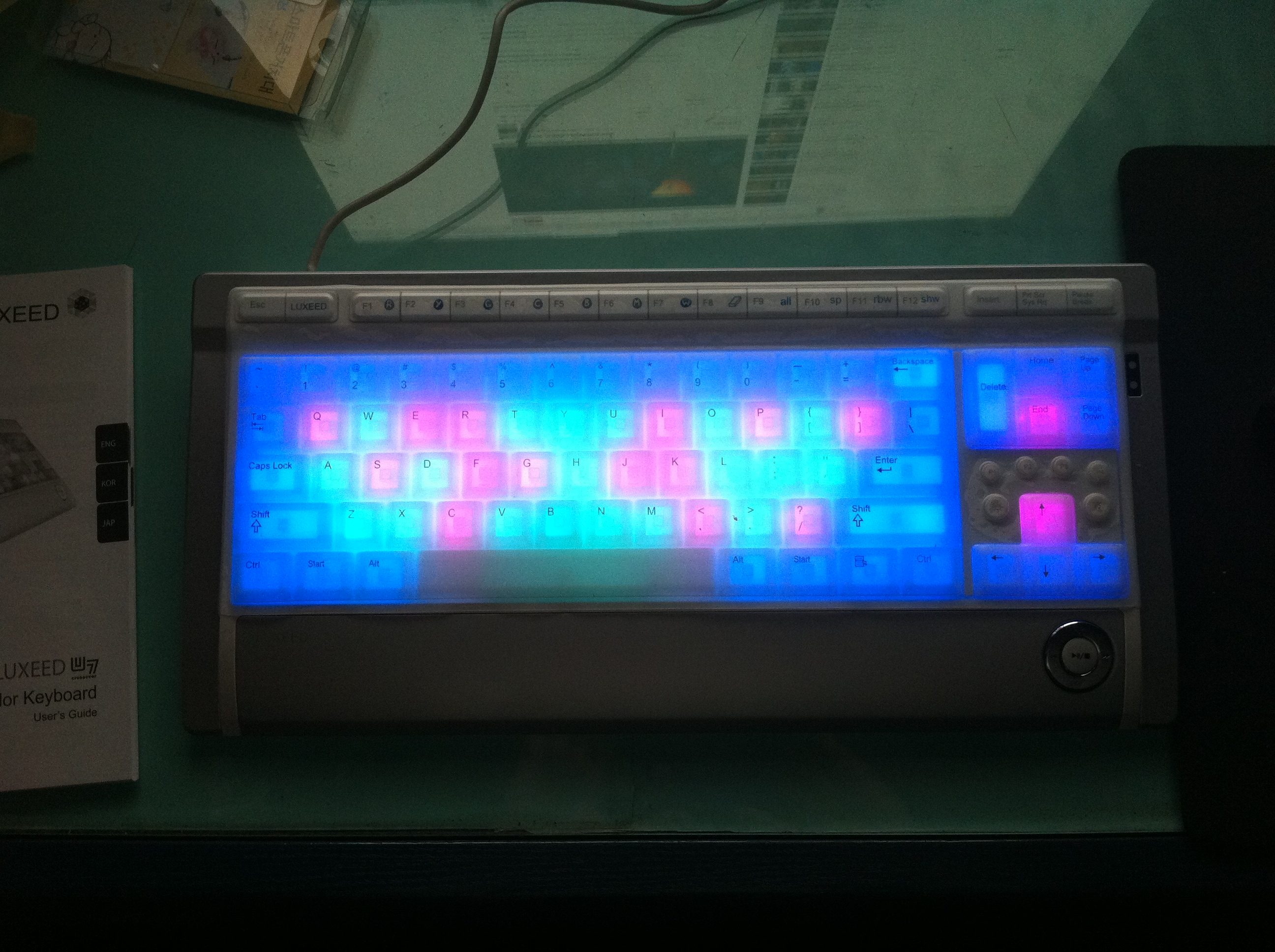 IMG_1212.JPG : 이 키보드에 기계식 스위치 및 키캡 이식 가능할까요?