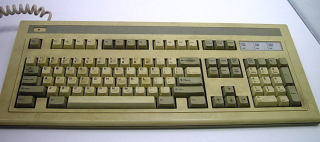 AST Research Inc.Vintage Clicky Keyboard ASTKB101 230012-003.JPG