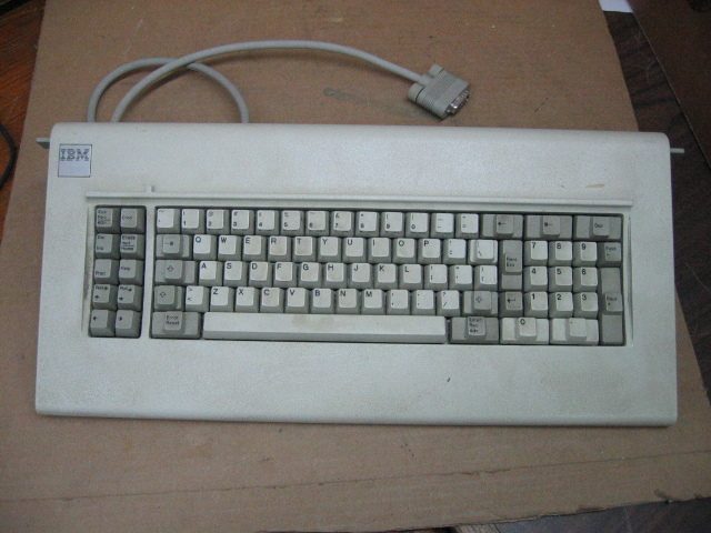 IBM UB-25 Classic White Enhanced Keyboard Vintage.JPG