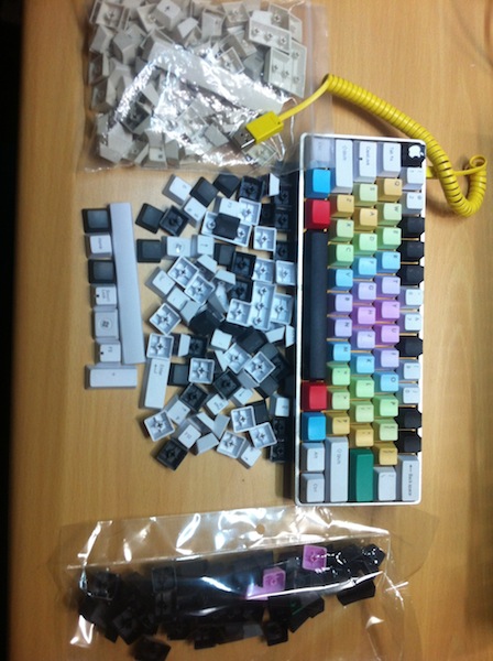 IMG_4630.JPG : 포커 청축, 알루미늄 하우징, 골드 보강판, 무지개 키캡, 키캡 2세트, 전화선 USB 등등