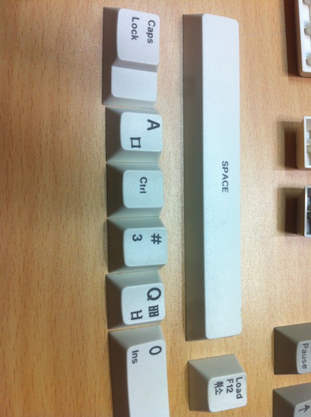 IMG_4623.JPG : 포커 청축, 알루미늄 하우징, 골드 보강판, 무지개 키캡, 키캡 2세트, 전화선 USB 등등