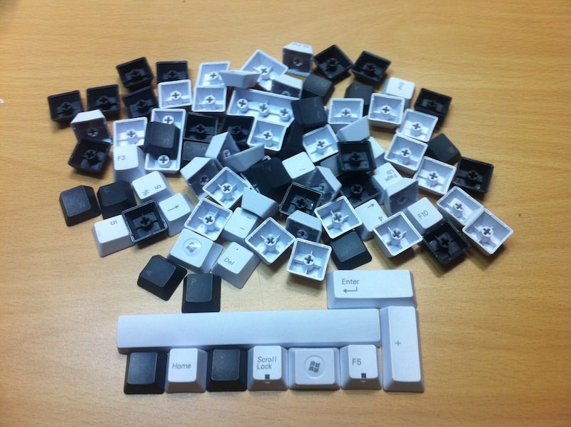 IMG_4627.JPG : 포커 청축, 알루미늄 하우징, 골드 보강판, 무지개 키캡, 키캡 2세트, 전화선 USB 등등