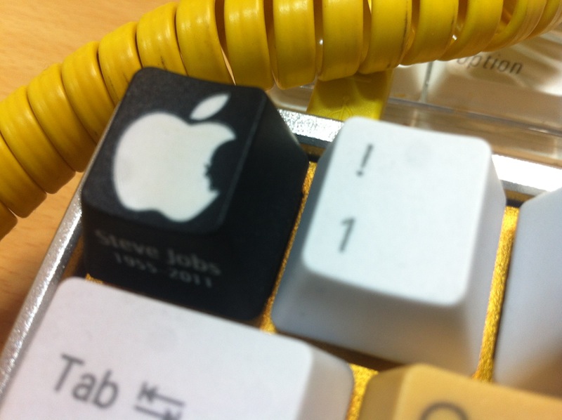 IMG_4628.JPG : 포커 청축, 알루미늄 하우징, 골드 보강판, 무지개 키캡, 키캡 2세트, 전화선 USB 등등