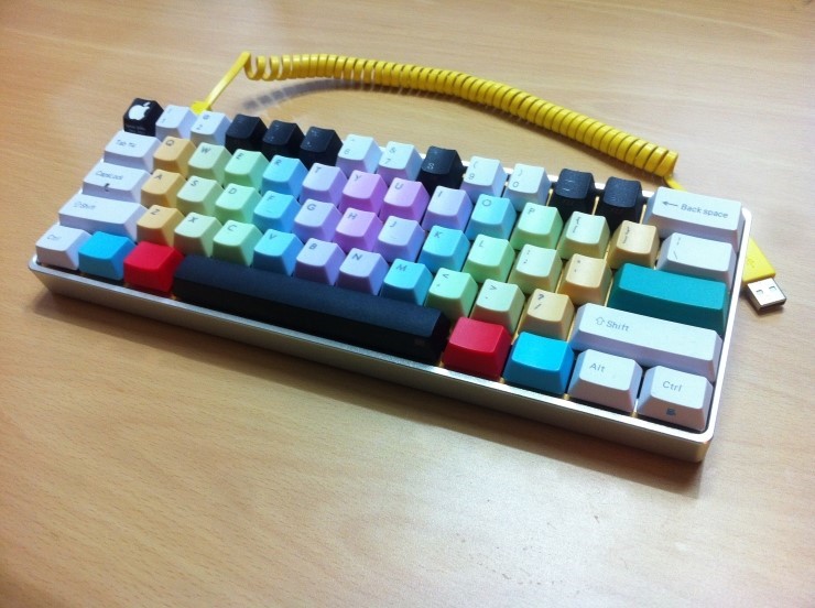 IMG_2487.JPG : 포커 청축, 알루미늄 하우징, 골드 보강판, 무지개 키캡, 키캡 2세트, 전화선 USB 등등